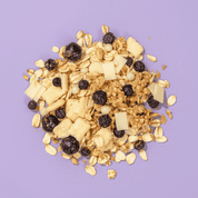 Müsli mit Hafer Crunchy, Blaubeeren, Yoghurtplättchen, Cheesecake Keksen und weißen Dinkelbällchen
