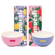 Geburtstagspaket bestehend aus Blueberry Lemon Cake, Strawberry Cheesecake und zwei Müslischalen in hellblau und rosa. 