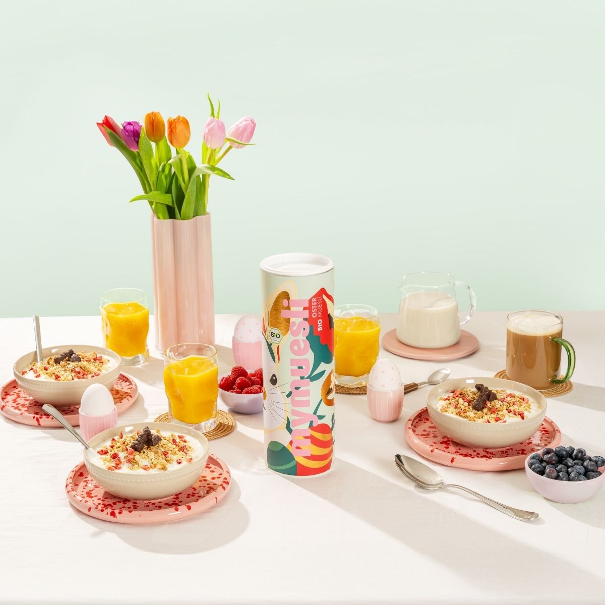 Frühstückstisch mit Müsli Schalen und Oster Müsli Dose