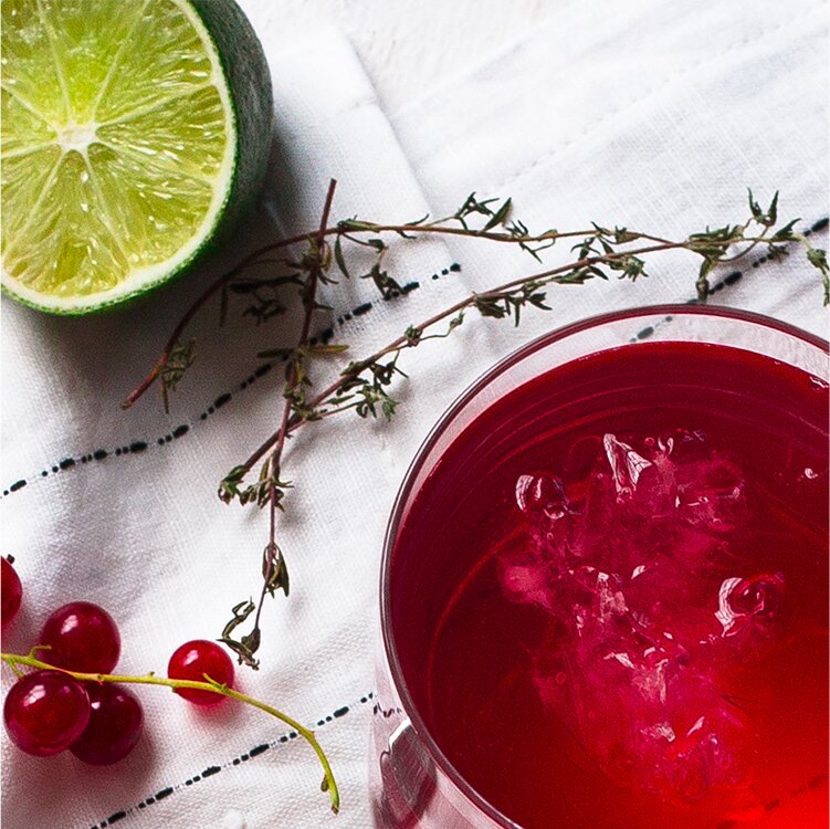 Ruby and Lime Eistee mit einer halben Limetten daneben