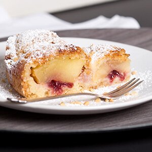 Apfel-Crumble-Kuchen auf einem Teller mit einer Gabel