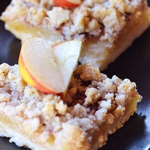 Apple Crumble Kuchen mit Apfelscheiben dekoriert 