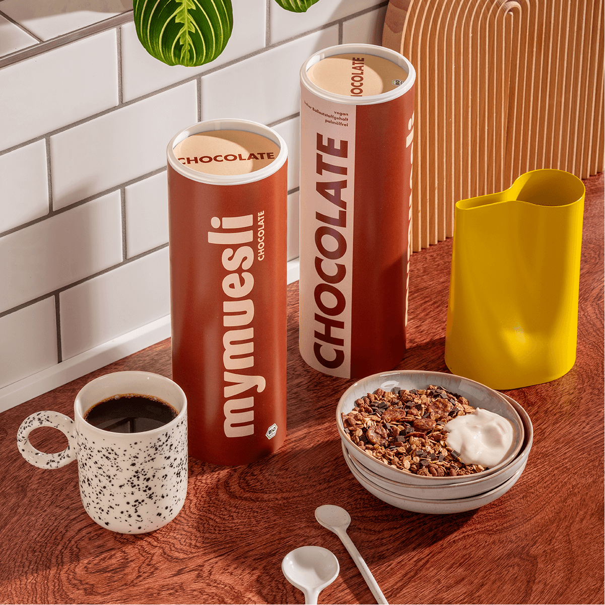 Zwei mymuesli Bio Chocolate Müsli Dosen mit einer Schoko Müsli Schüssel.