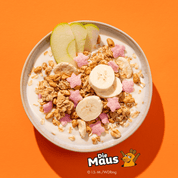 Mymuesli bio Supermaus-Müsli in Schale mit frischen Bananen und frischen Äpfeln von oben.