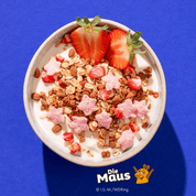 Mymuesli bio Superelefanten-Müsli in Schale mit frischen Erdbeeren und Joghurt von oben.
