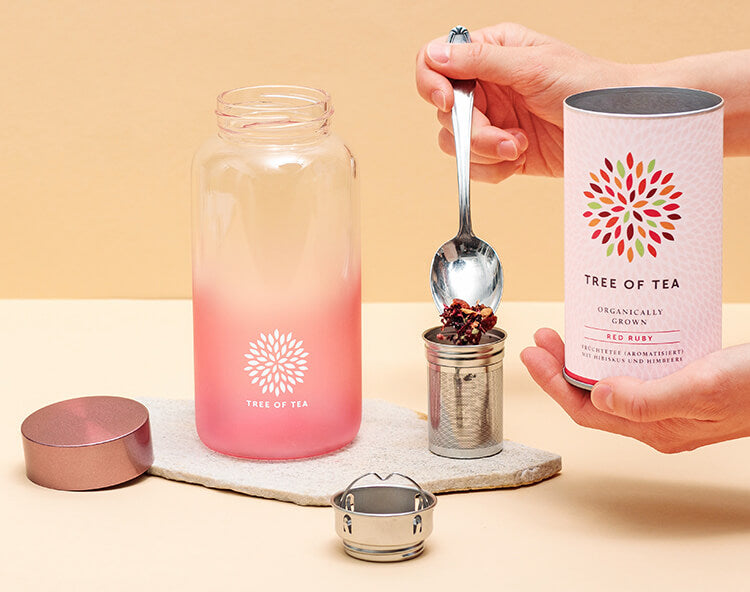 Ice Tea Bottle Rosa wird mit Tee gefüllt