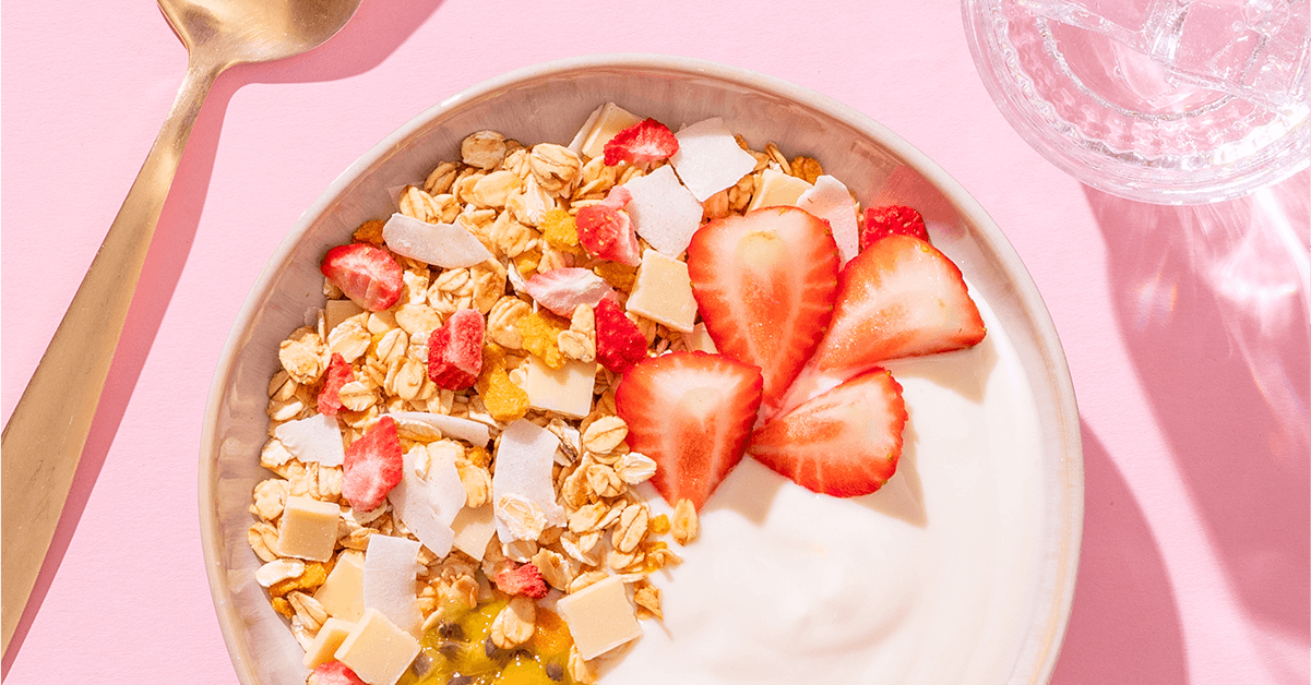mymuesli Sommer Müsli mit Erdbeeren, Maracuja und Kokosnuss, serviert mit Joghurt und frischen Früchten