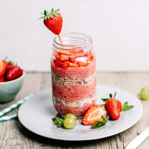 Vegane Frucht-Smoothie-Bowl im Glas mit Erdbeeren