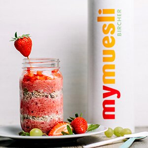 Vegane Frucht-Smoothie-Bowl im Glas Bircher Müsli