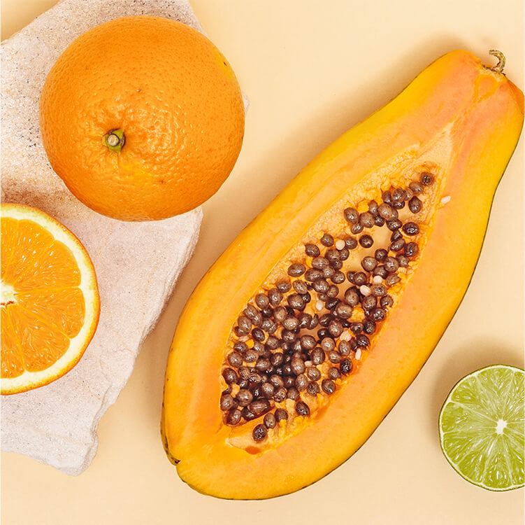 eine halbe Papaya und eine Orange