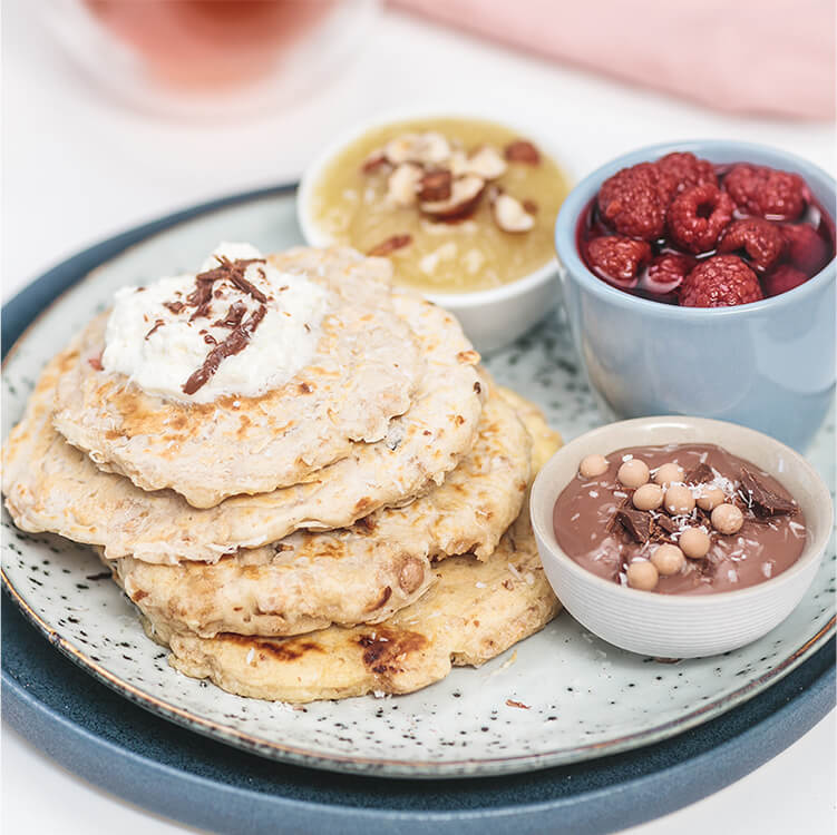 Protein-Pancakes auf einem Teller