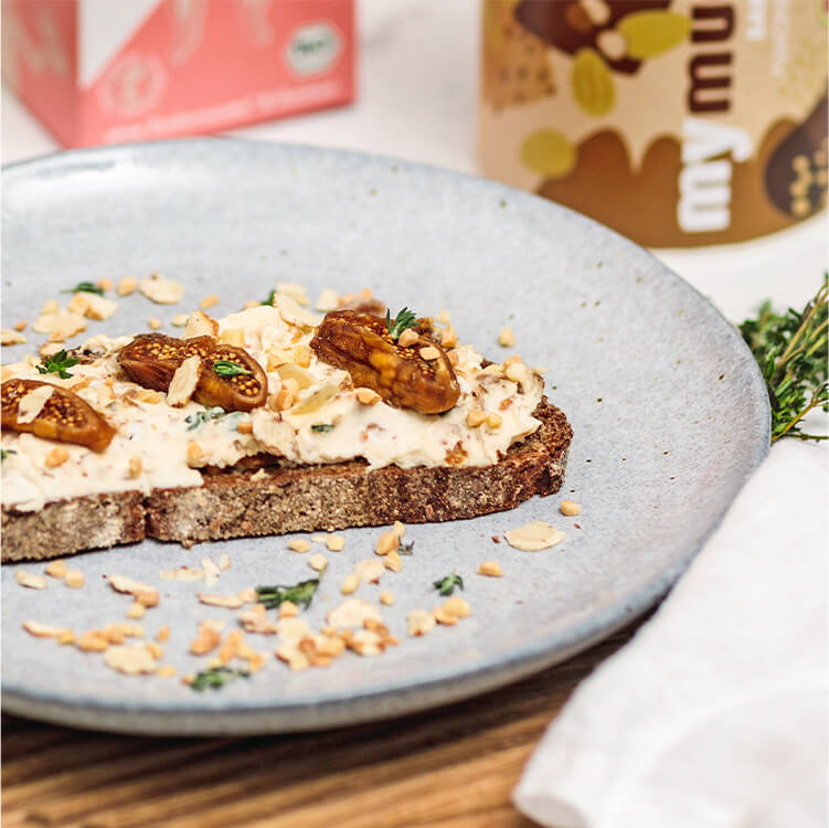 Veganer Feige Thymian Aufstrich auf einem Brot