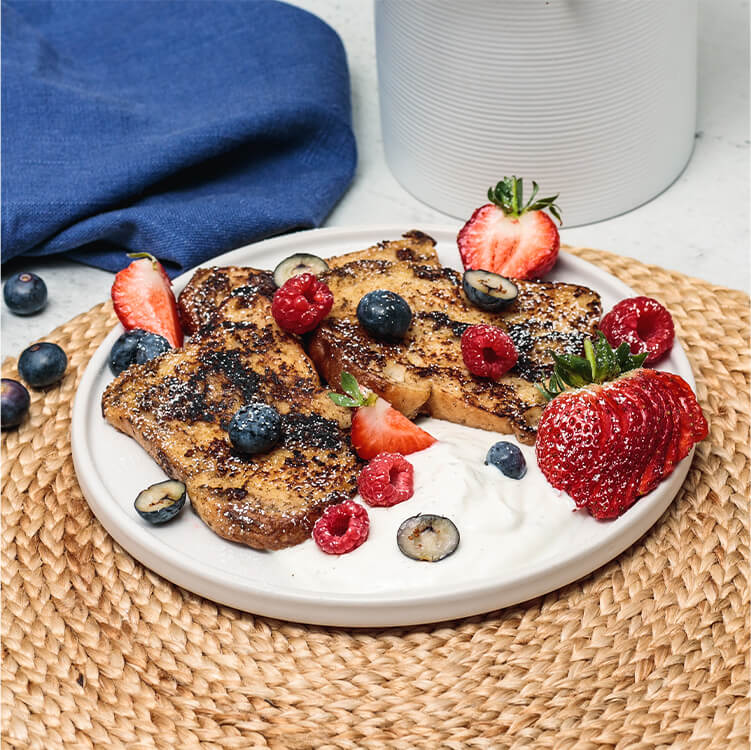 Vegan French Toast mit Beeren dekoriert