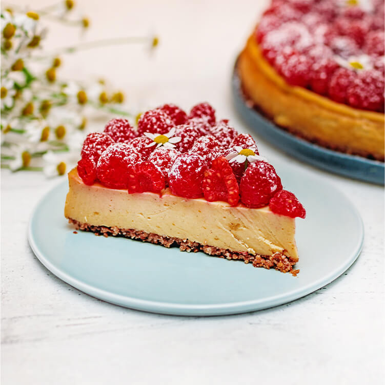 Ein Stück Vegan Raspberry Cheesecake auf einem Teller