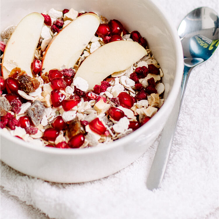 Schüssel mit Müsli und Apfelscheiben