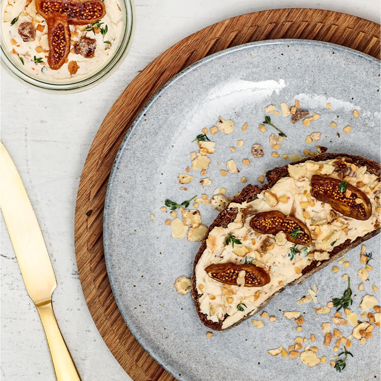 Veganer Feige Thymian Aufstrich auf einem Brot