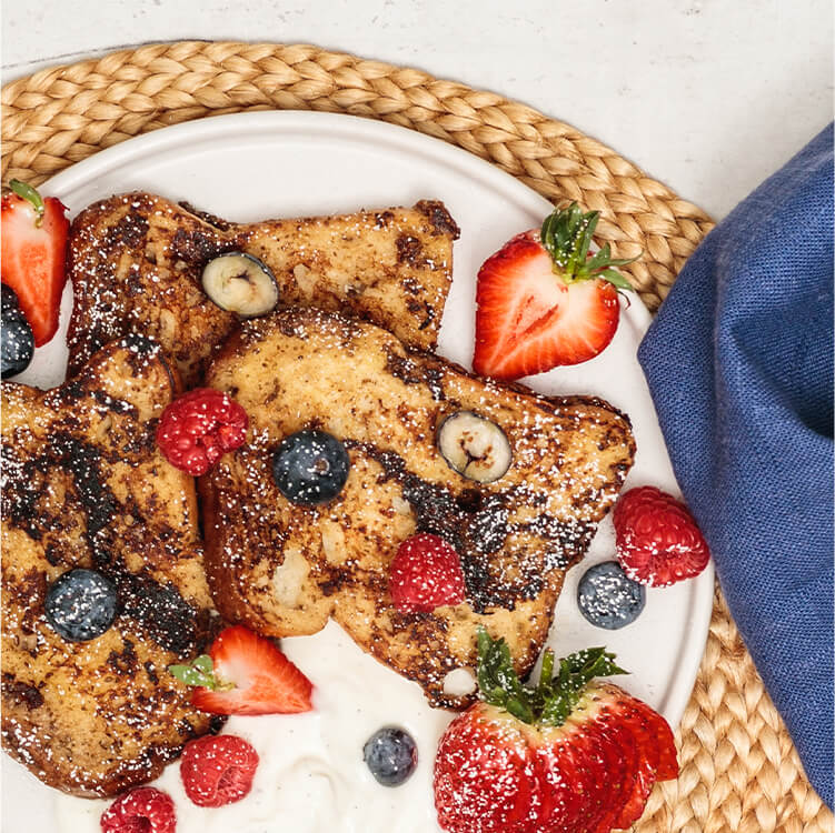 Vegan French Toast mit Beeren dekoriert