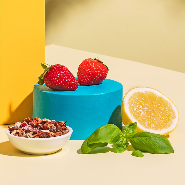 Erdbeeren, Tee und eine halbe Zitrone