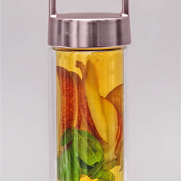 Tropical2go in einer Flasche mit Basilikum