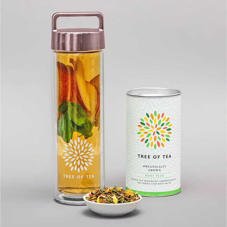 Tropical2go in einer Flasche, eine Schale Tee daneben