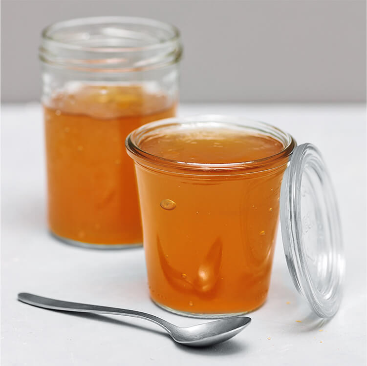 Fruchtiges Holunderblüten Gelee im Glas mit Löffel