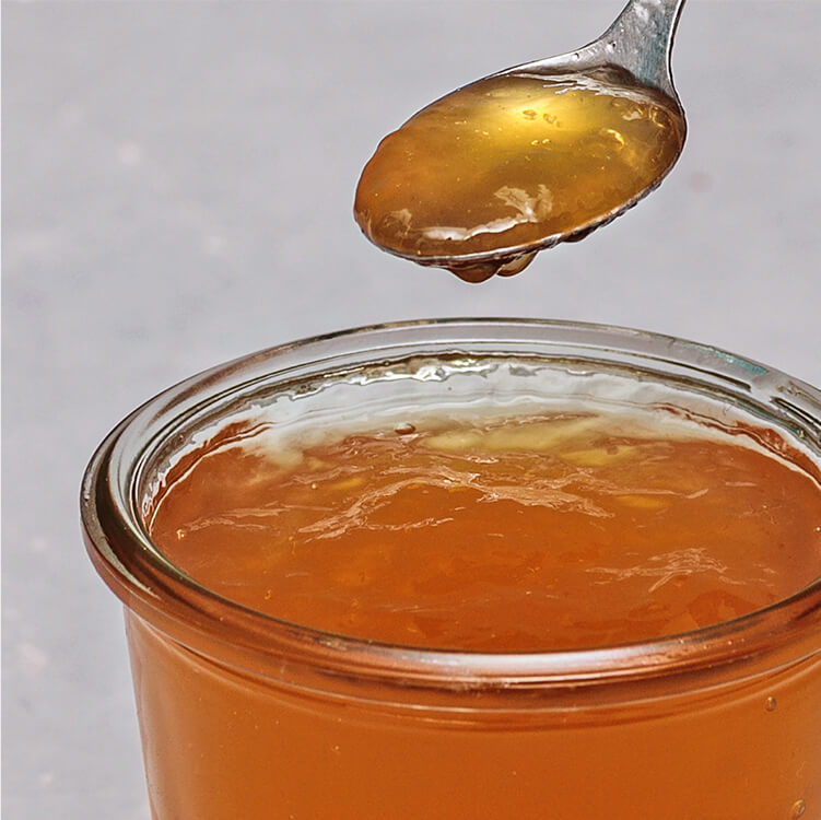 Fruchtiges Holunderblüten Gelee im Glas mit Löffel