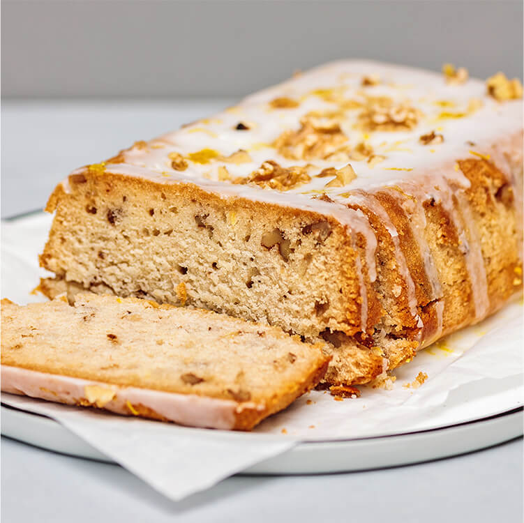 Veganer Walnusskuchen mit Zitronenzuckerguss auf einem Teller