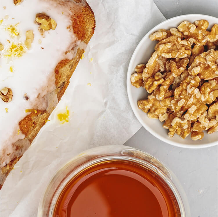 Schalen mit Walnüssen und Agavendicksaft