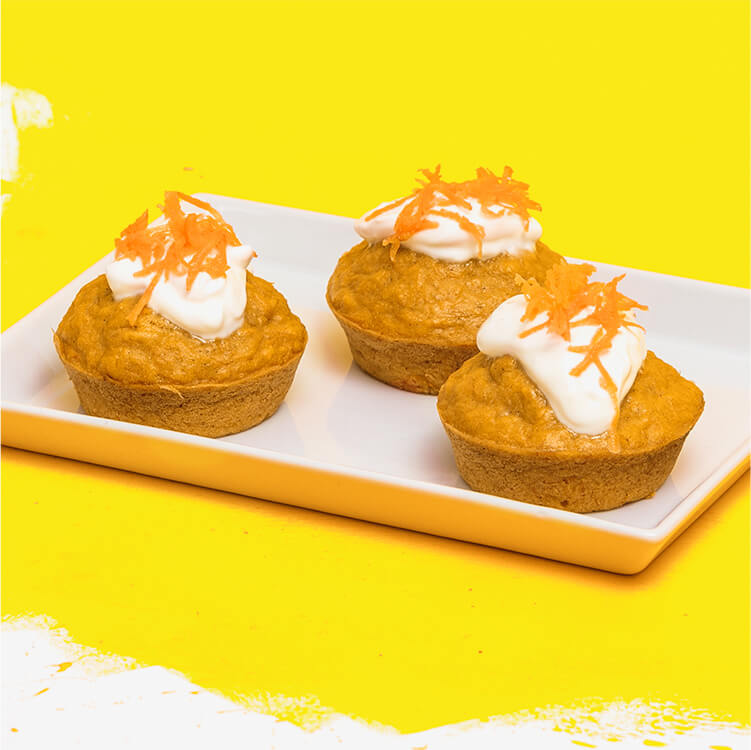Vegane Carrot Cake Cupcakes mit Sun of Heaven Tee dekoriert