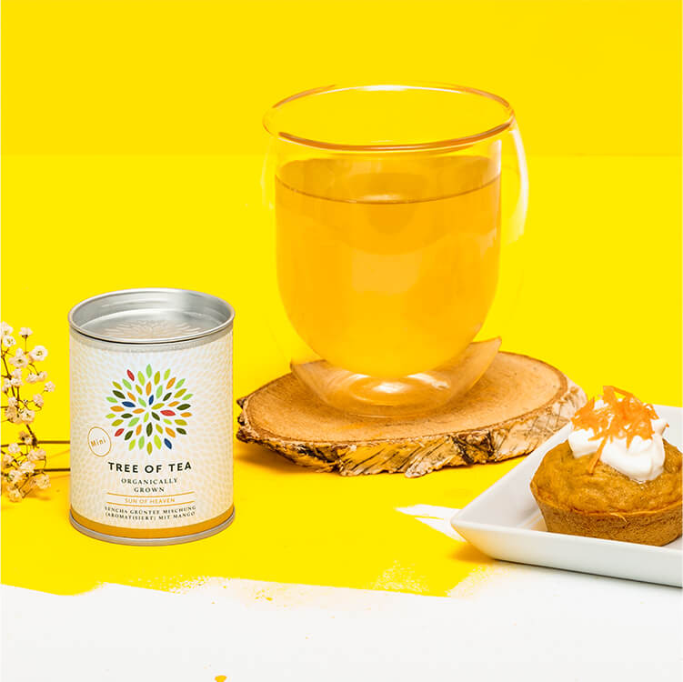 Vegane Carrot Cake Cupcakes mit Sun of Heaven Tee und einer Tasse Tee