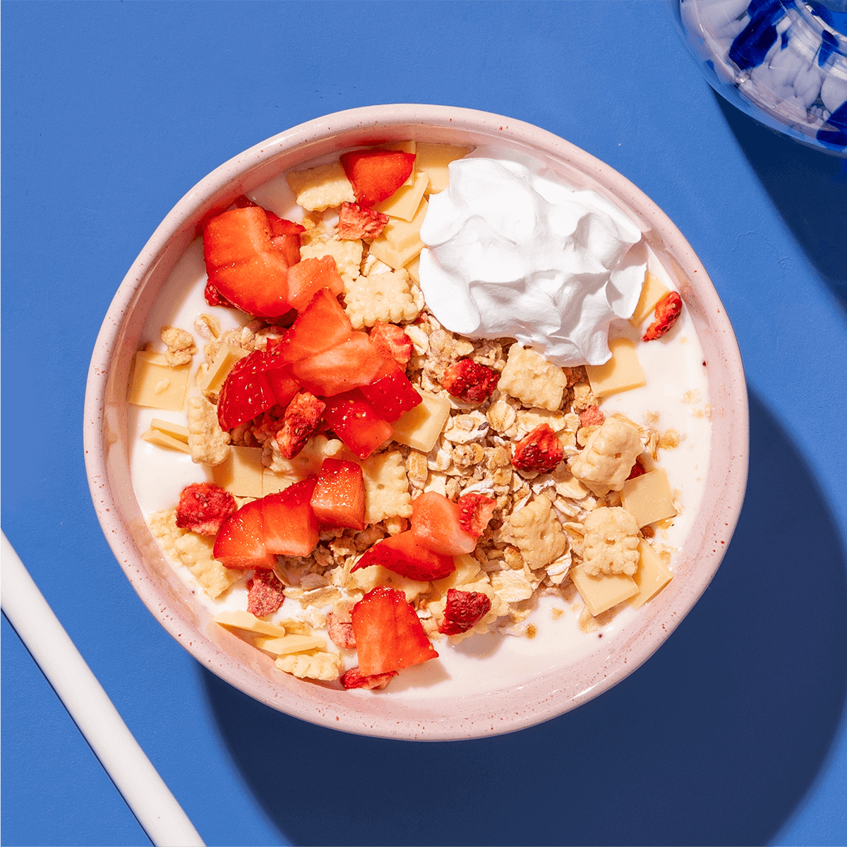 Strawberry Cheesecake Müsli angerichtet in einer Müslischale