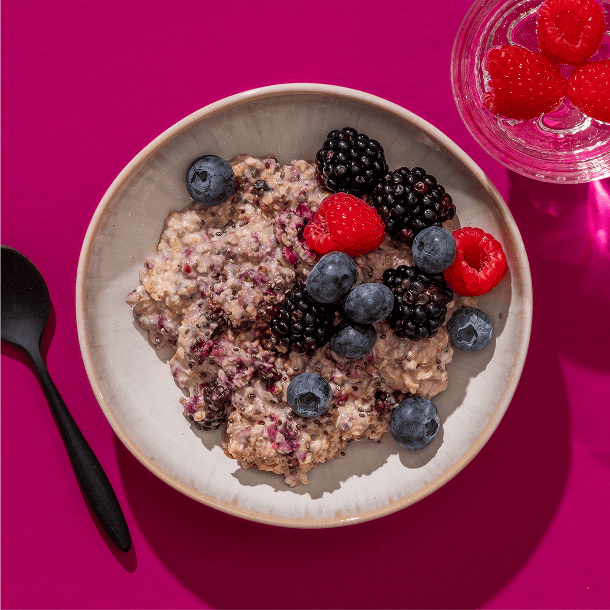 mymuesli Bio Wildberry Chia Porridge Schüssel mit Beeren