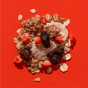 mymuesli Bio Strawberry Acai Granola besteht aus knusprigen Granola Crunchy, Erdbeeren, Dinkelflocken, Acai Pulver und Cranberries