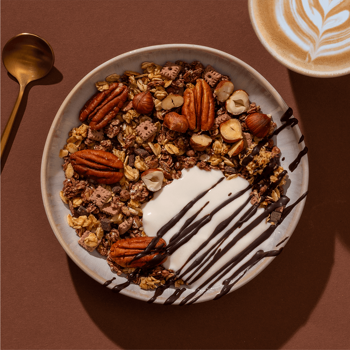 mymuesli Bio Choco Nuts Crunchy Granola Müslischüssel mit Joghurt