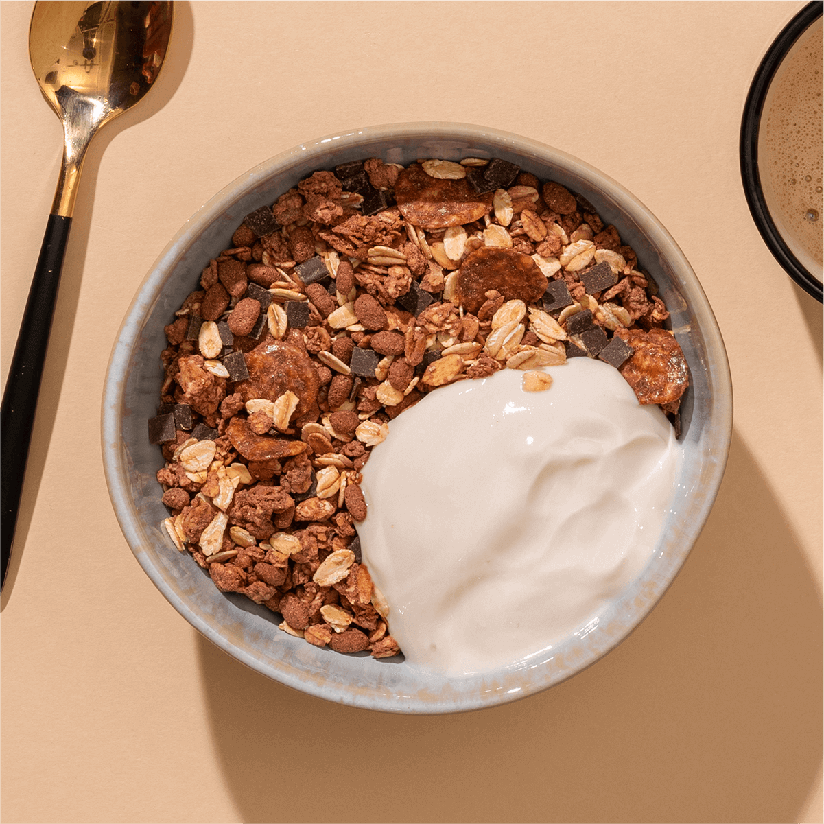 mymuesli Bio Chocolate Müsli in einer Schüssel mit Joghurt.