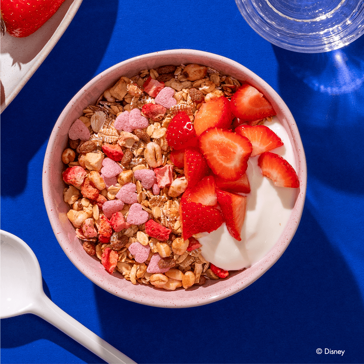Disney Erdbeerzauber Müsli in der Schüssel mit Joghurt und Erdbeeren