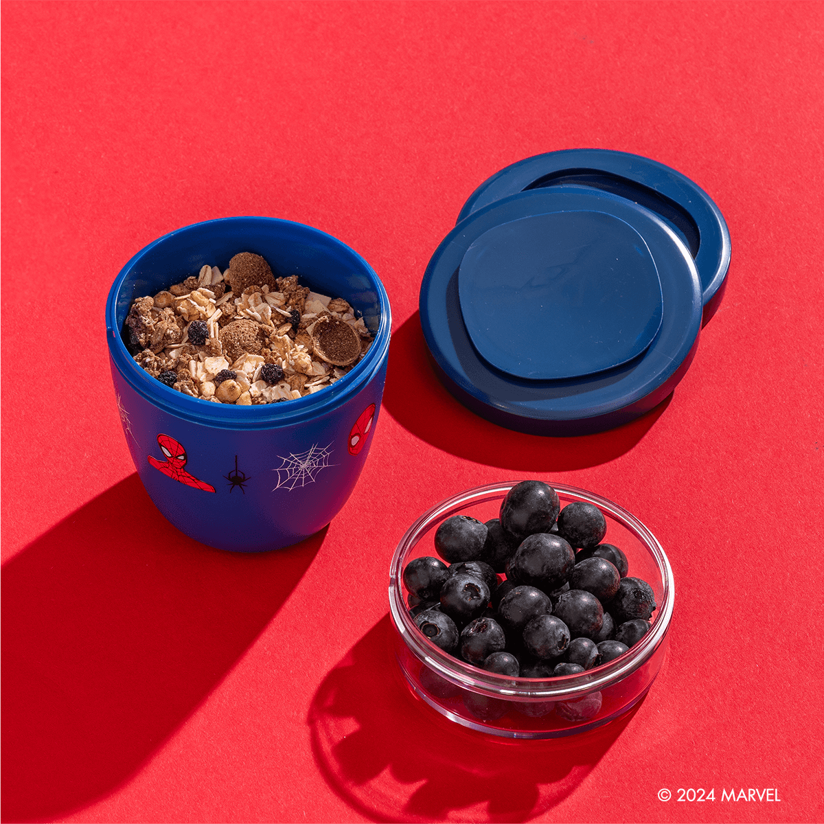 Spider-Man Mini 2Go Becher mit Heidelbeeren und Müsli gefüllt