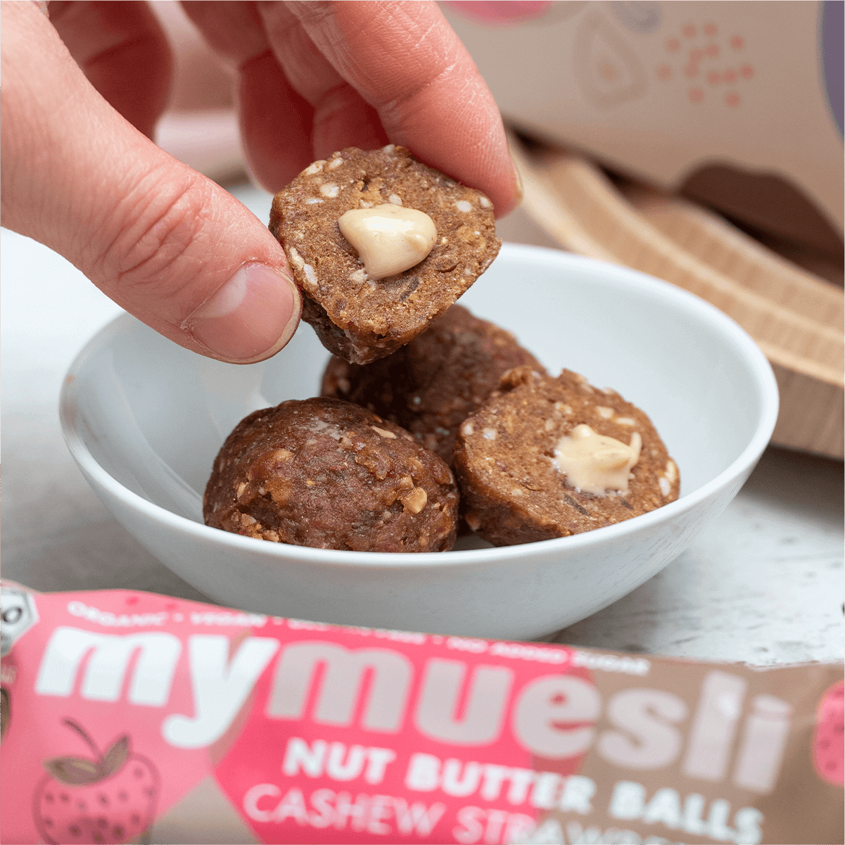 slider01-muesli-nutbutterballs-cashew-strawberry.png