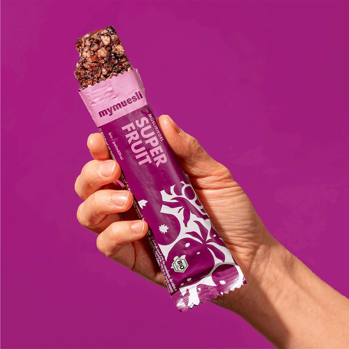 mymuesli Bio Superfruit Müsliriegel an der Ecke abgebissen