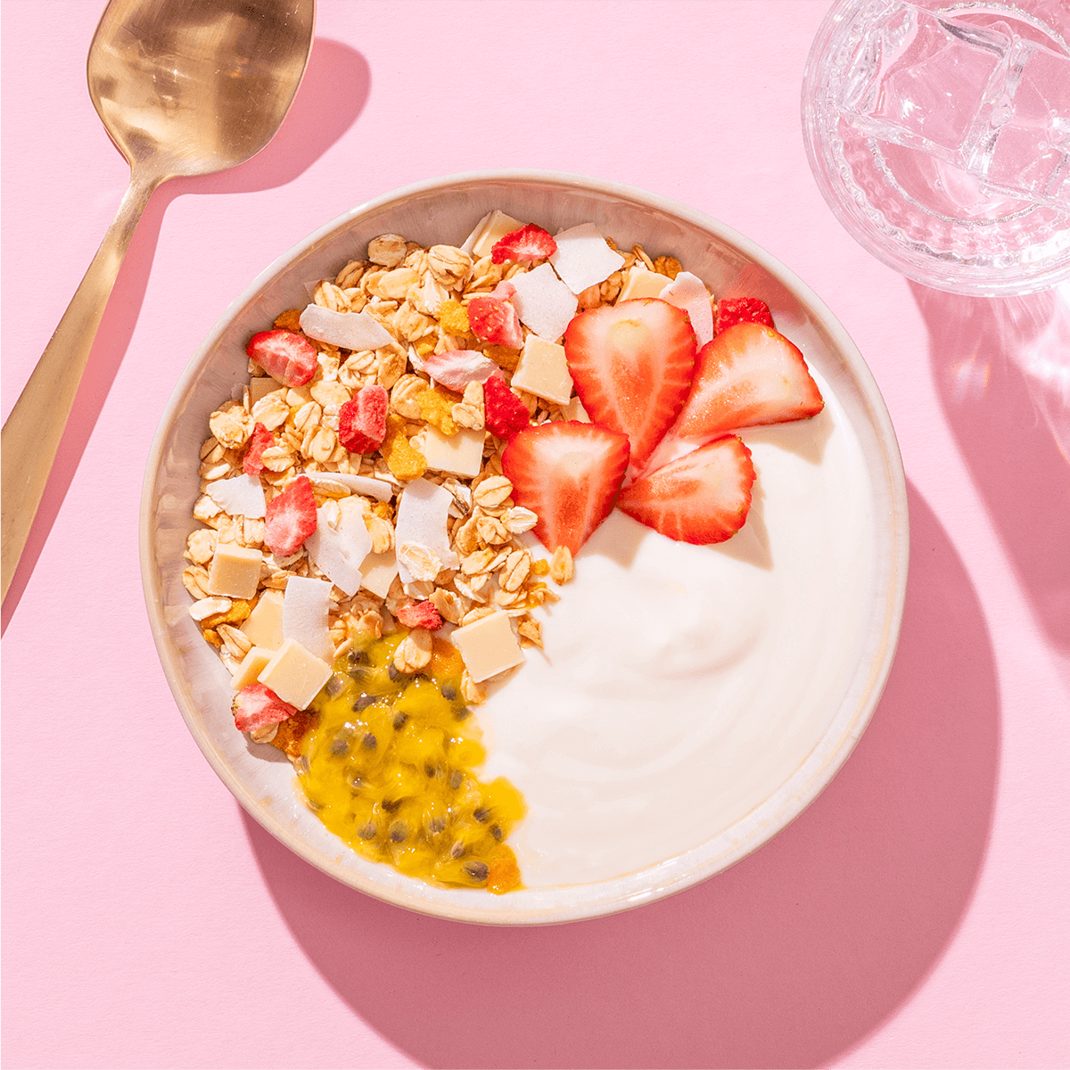 mymuesli Bio Sommer Müsli mit hauchzarten Joghurtplättchen, Kokoschips, Apfel Maracuja Granulat, Kokosraspeln und Erdbeeren