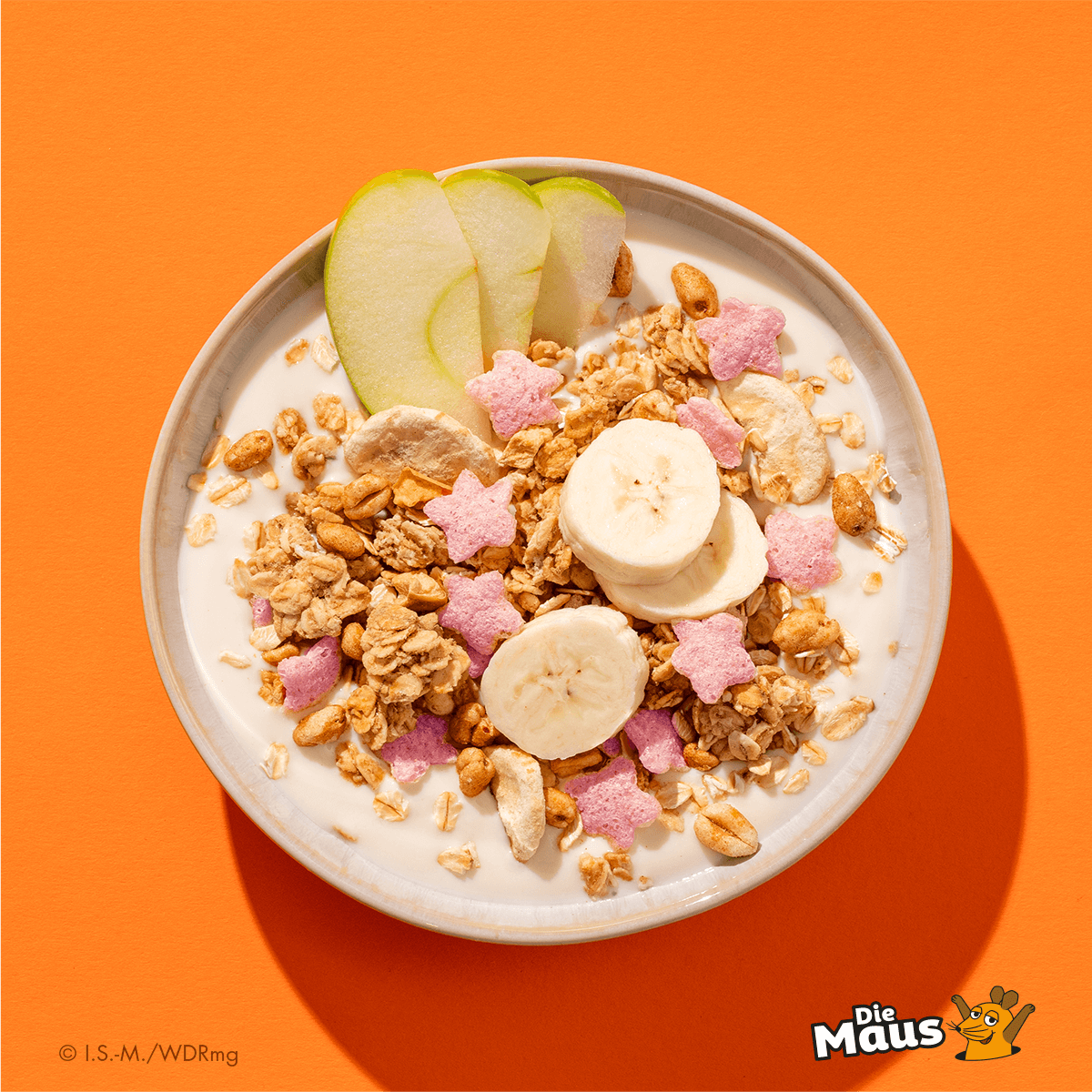 mymuesli Bio Supermaus-Müsli mit Apfel-Banane-Zimt in Schale mit Joghurt und frischen Bananen