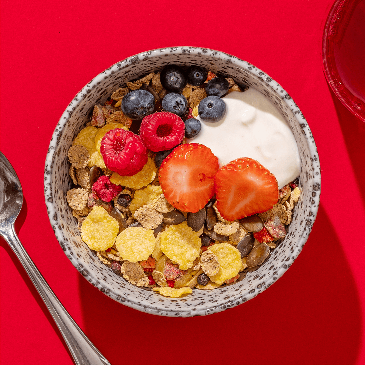 mymuesli Bio Glutenfreies Müsli Probierpaket enthält ein glutenfreies Berry Müsli mit Cornflakes, Kürbiskernen, Himbeeren und Blaubeeren