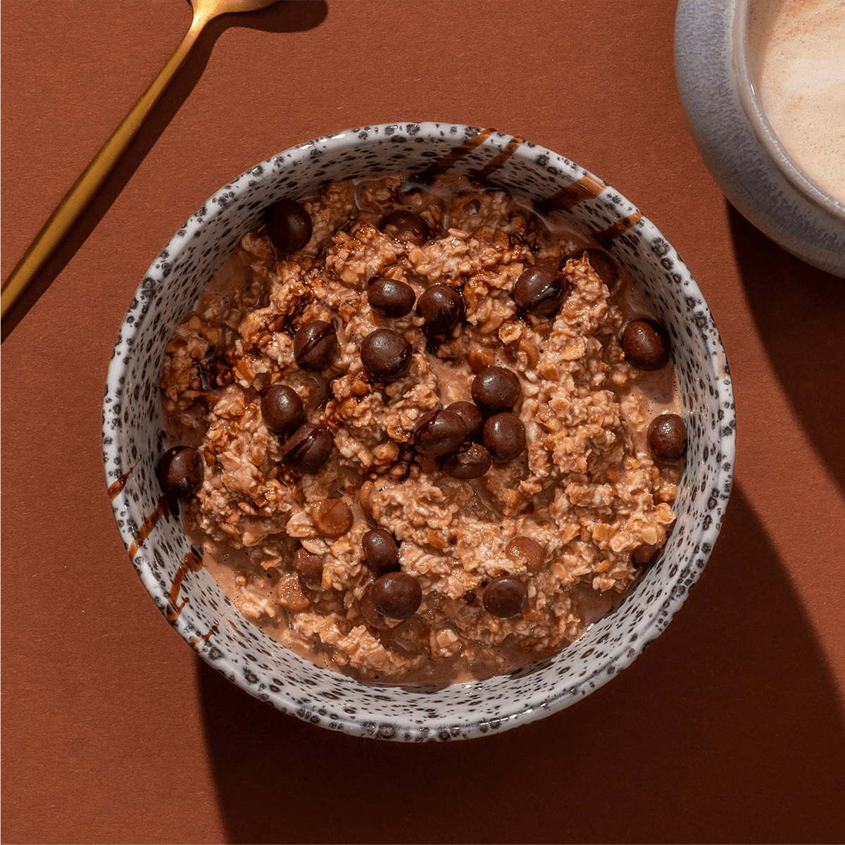 mymuesli Bio Chocolate Brownie Porridge in Schale mit Schoko Soße