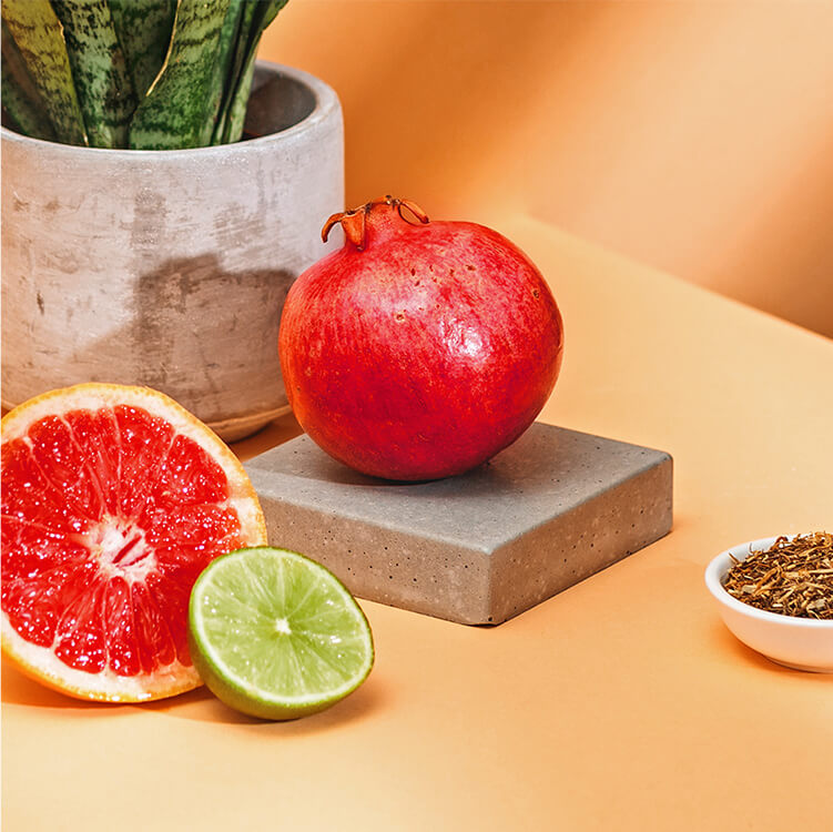 Eine halbe Grapefruit, Limette, Tee und Granatapfel