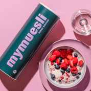 mymuesli Berry Bircher Dose mit Schale daneben