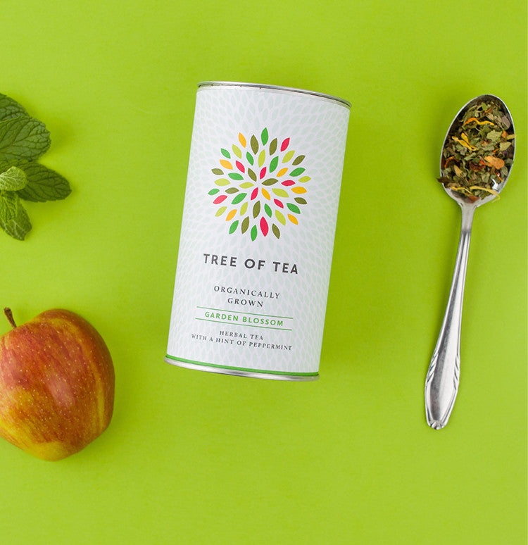 Tree of Tea Garden Blossom Kräutertee mit einem Löffel losen Tee daneben