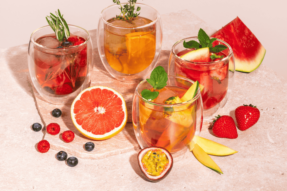 Die erfrischenden Ice Tea Sorten, serviert mit frischen Früchten.