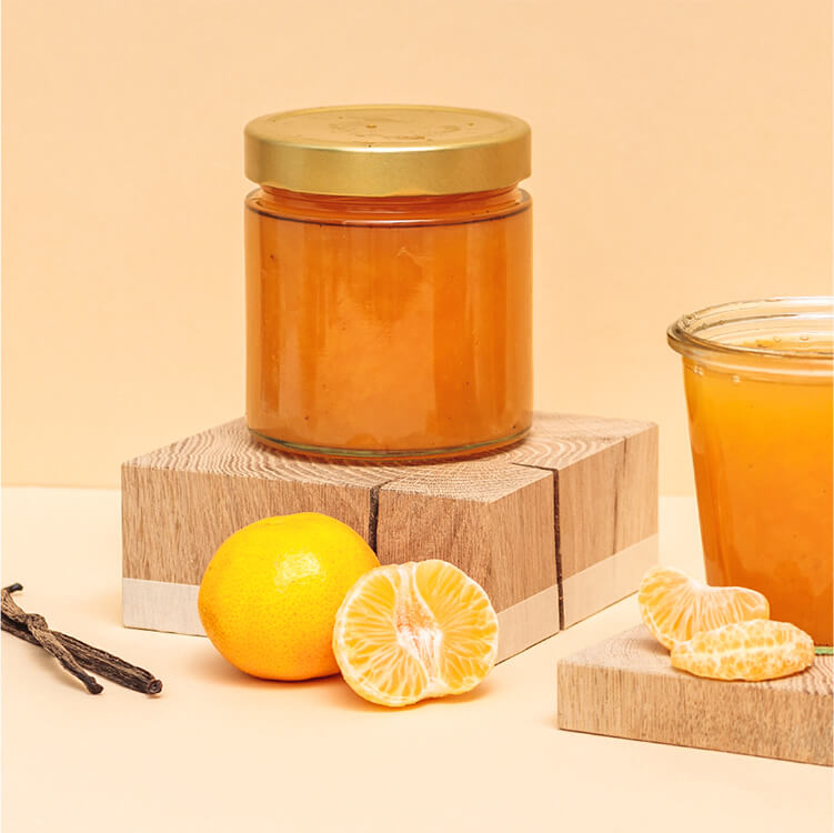 Mandarinen Marmelade mit Tee, Mandarinen und Vanilleschoten daneben