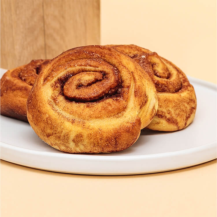 Zimtschnecken auf einem Teller