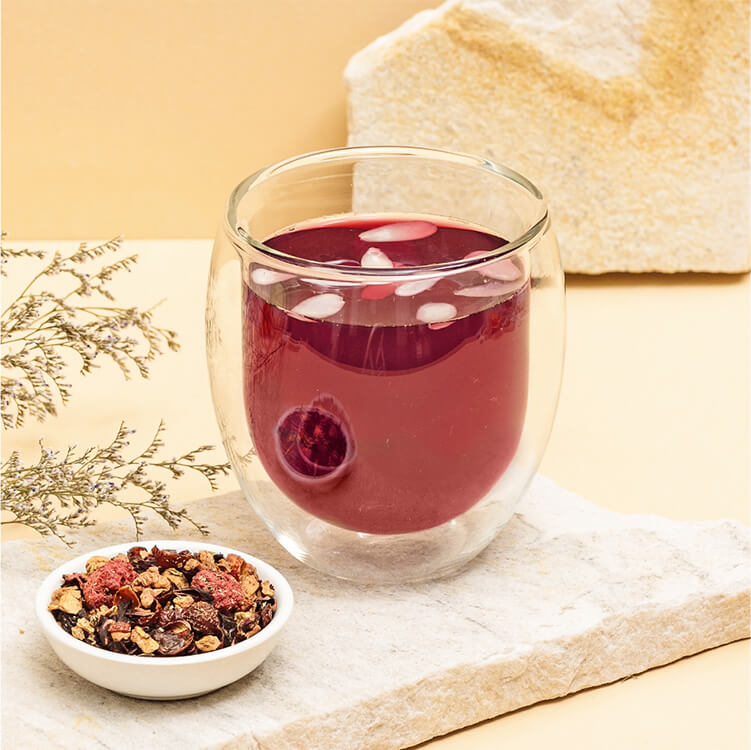 Schwedischer Glühwein mit einer Schüssel Tee daneben